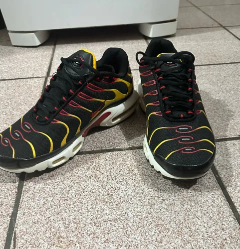 TÊNIS NIKE AIR MAX PLUS - PRETO/VERMELHO/AMARELO número 42
