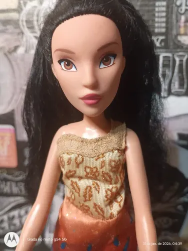 BARBIE DISNEY STORE POCAHONTAS DOLL 2015 WHIT DRESS USADA COM MARCAS NAS MÃOS