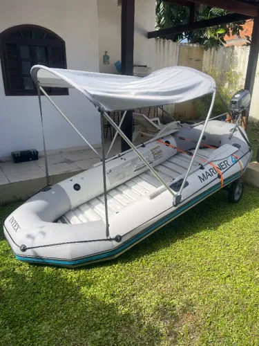 Barco inflável com toldo e motor ainda na caixa