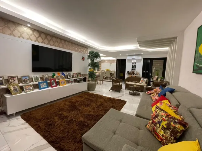 Alugo Apto com 190 m² sendo 4 quartos e 3 suítes com vista Mar