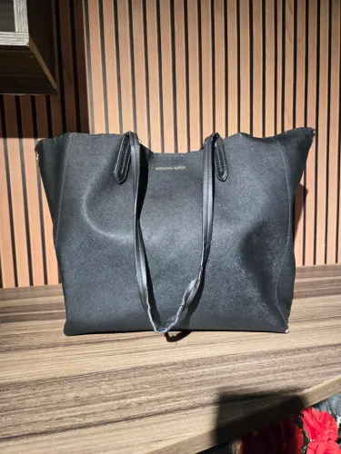 bolsa tote Michael Kors em couro Saffiano preta usada