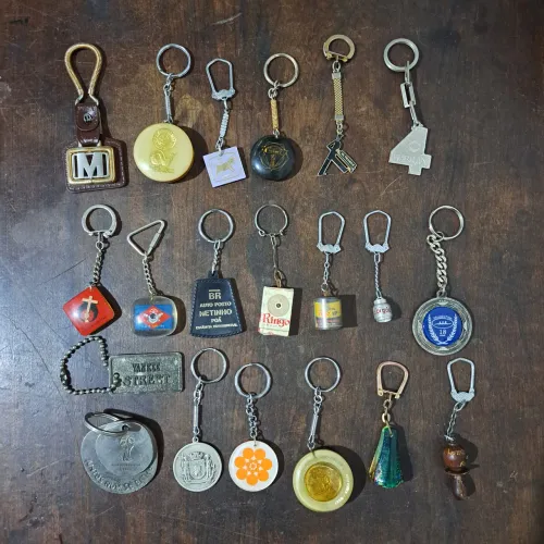 Lote de Chaveiros Antigos | 23 Unidades