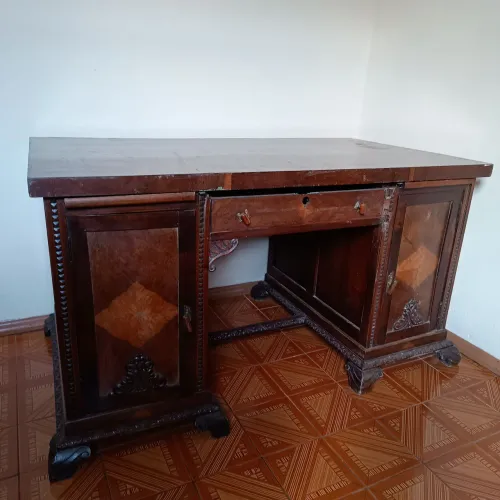 Escrivaninha antiga de madeira maciça