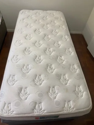 Cama box baú solteiro com colchão de molas.