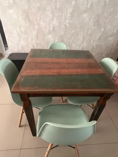 mesa e cadeiras