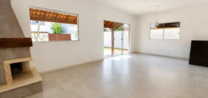 Imóvel para aluguel possui 110 metros quadrados com 2 quartos em Rio Tavares - Florianópol