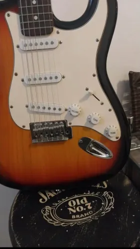 Guitarra elétrica Road Star Stratocaster com capa