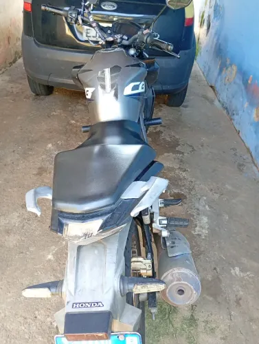Vendo ou troco uma moto Twister 2020 a moto tá ok