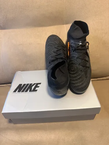 Tênis chuteira Nike