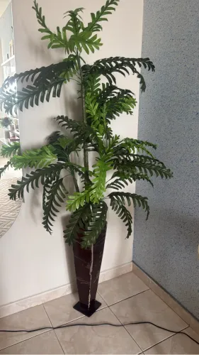 Vendo planta artificial e duas mesinhas de canto