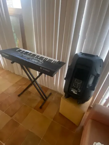 Teclado com caixa ativa