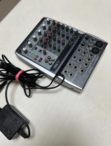 MESA DE SOM BEHRINGER XENYX Q802USB