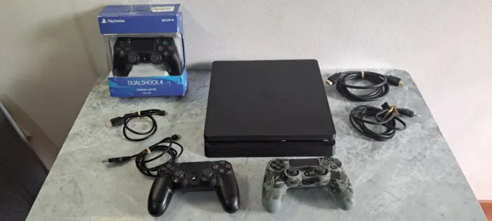 PlayStation 4 Slim 1 TB, com lacre inviolado + 3 controles originais da Sony.