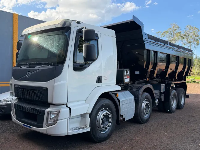 Volvo VM 330 8x2 Caçamba ano 2022 