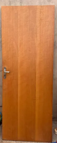 Porta de 2,10 x 80 já envernizada com fechadura