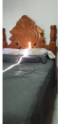 Cama Casal de madeira macica tipo cerejeira