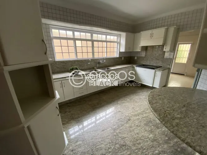 Casa para aluguel, 3 quartos, 1 suíte, 2 vagas, Santa Mônica - Uberlândia/MG