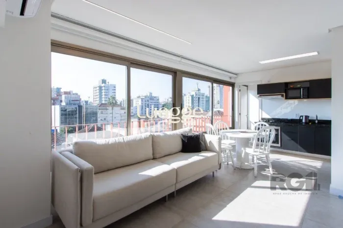 Excelente apartamento, mobiliado e com suíte no bairro Menino Deus!