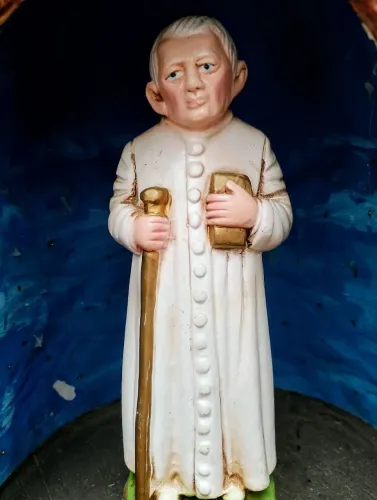 Imagem do padre Cícero com gruta