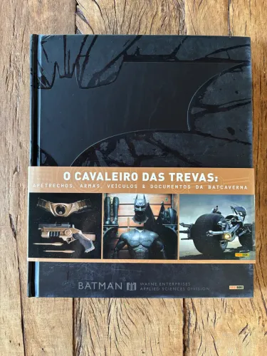 O Cavaleiro das Trevas: Apetrechos, Armas, Veículos e Documentos da Batcaverna