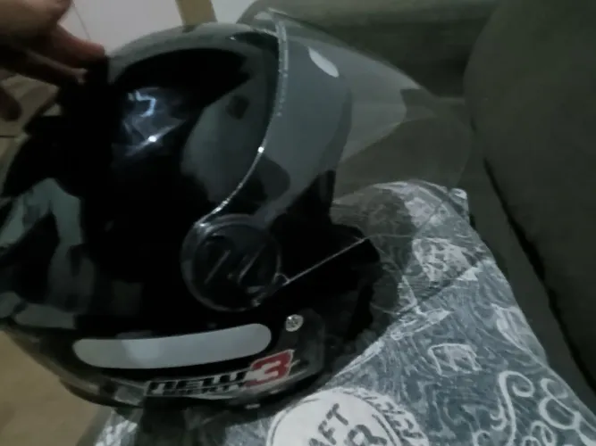 Capacete semi novo