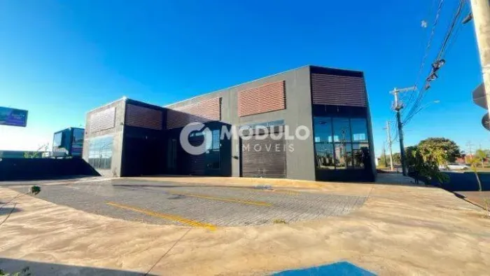 Loja comercial disponível para locação no bairro Novo Mundo.