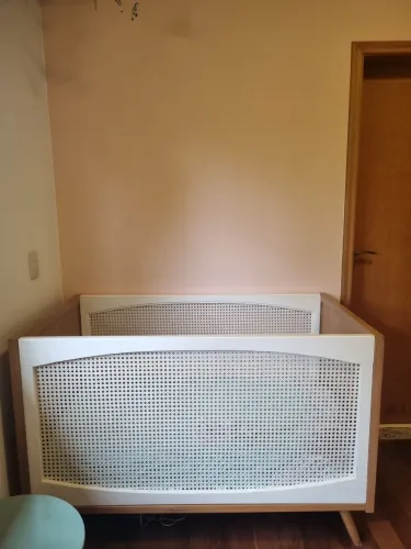 Berço Ameise Design em madeira maciça, vira caminha junior. 