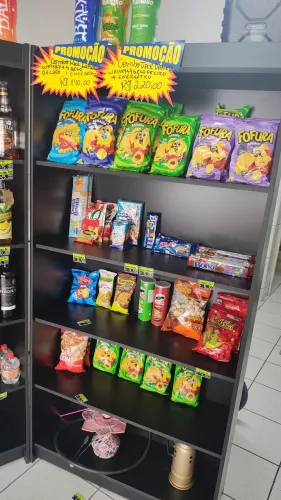 Duas prateleiras pretas para exposição de produtos