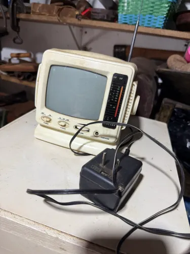 Tv pequena antiga