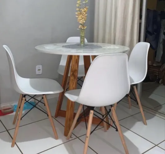 Mesa de jantar com 04 cadeiras a partir de