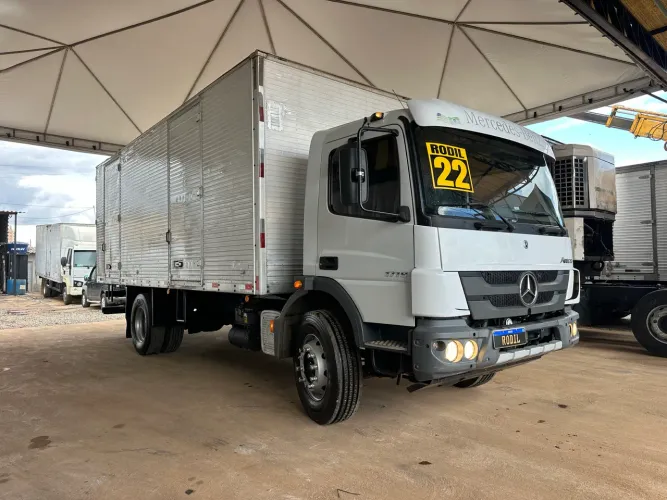 MB 1719 ano:2022 completo Bau de 7 mt 3 portas laterais