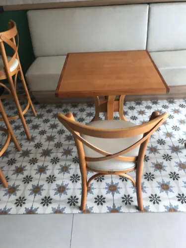 Conjunto de mesas com cadeiras