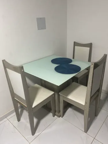 Mesa 4 lugares com 3 cadeiras