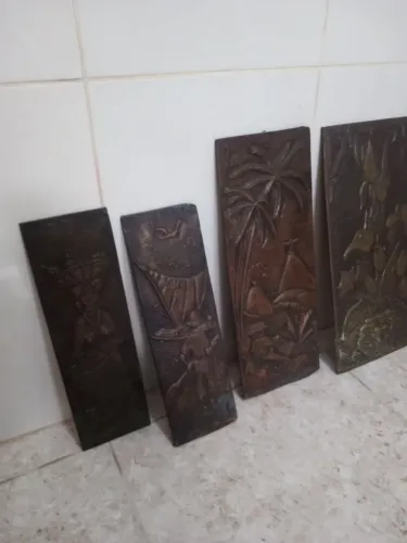 Quadros de metal.