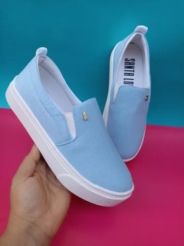 Sapatilha feminina azul na promoção