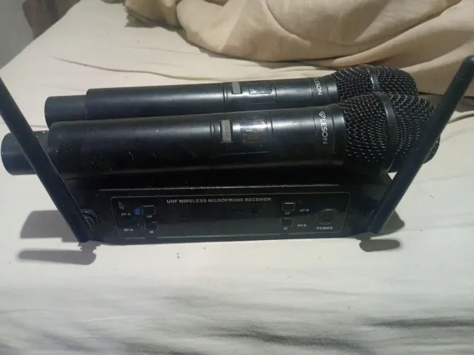 Microfones sem fio(com pilhas) + mais base por 250 reais