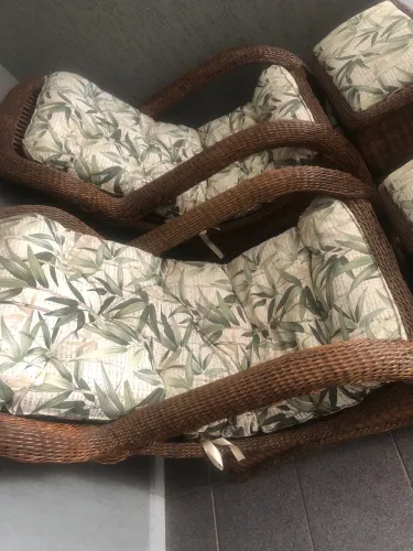 Vendo 2 cadeiras em wimi natural com banquetas