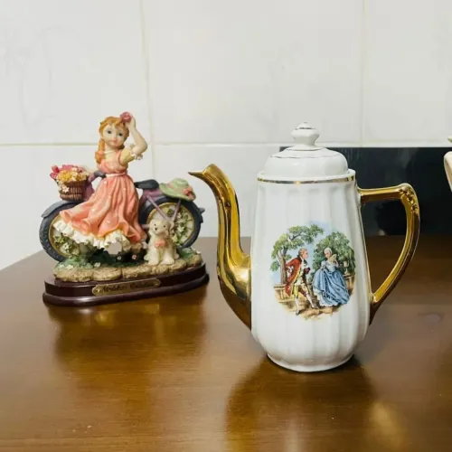 Antigo Bule de cafe em porcelana canelada 