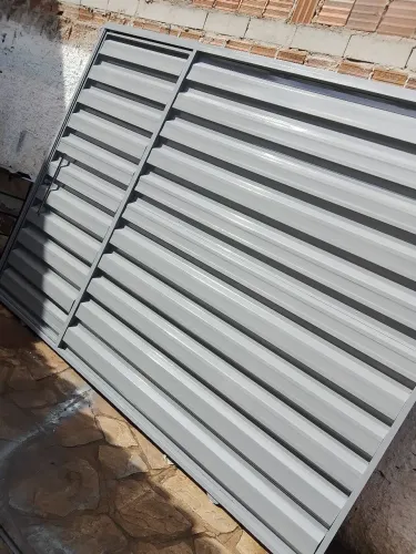 Portão de garagem galvanizado