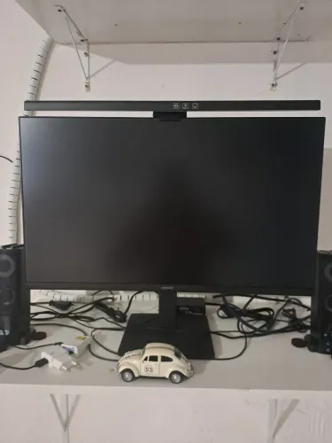 Monitor essential s3 120hz da Samsung semi-novo sem nenhum problema. Não tem autofalantes.