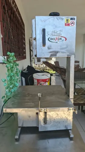 Serra fita de bancada. Usada. Valor: 1.650,00 reais.