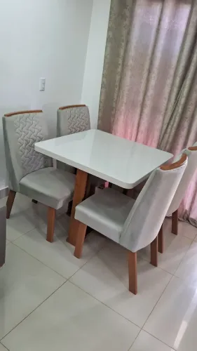 Mesa de jantar de vidro com 4 cadeiras