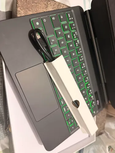 Capa com teclado para iPad