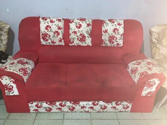 Sofá vermelho com detalhes floridos