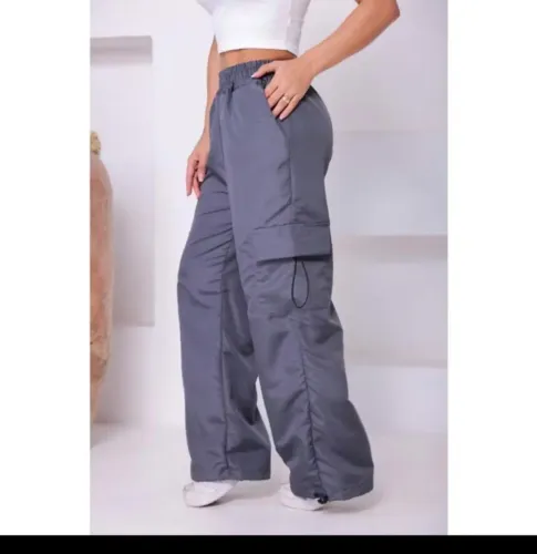 Calça cargo parachute Tactel com cordão ajustável nos bolsos e pernas.