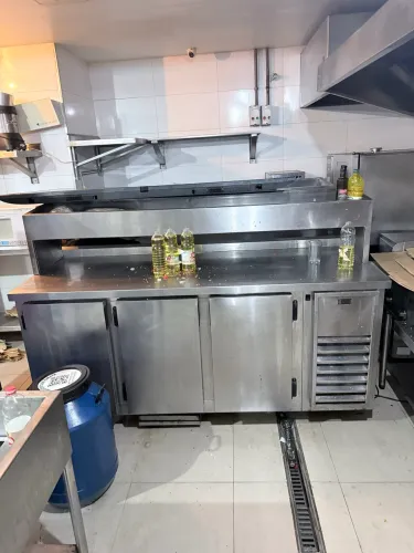 Balcão refrigerado com condimentadora resfriada