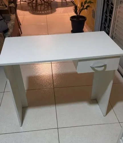 Mesa com gaveta nova