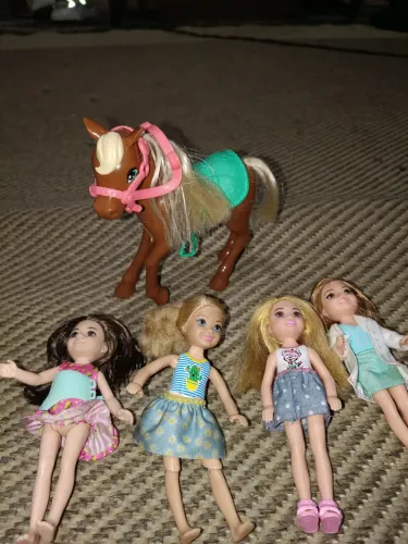 Barbie Chelsea, conjunto com 4 diferentes+ pneu da Barbie 