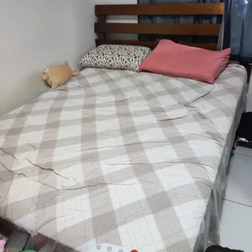 Cama casal de madeira maciça + duas camas de solteiro