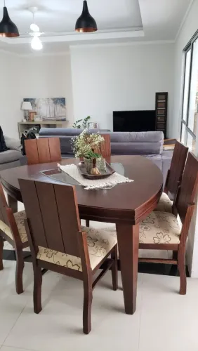 Conjunto de Mesa e 6 cadeiras